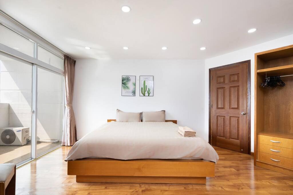 Spacious 2 Bedroom At Center/1st District Cidade de Ho Chi Minh